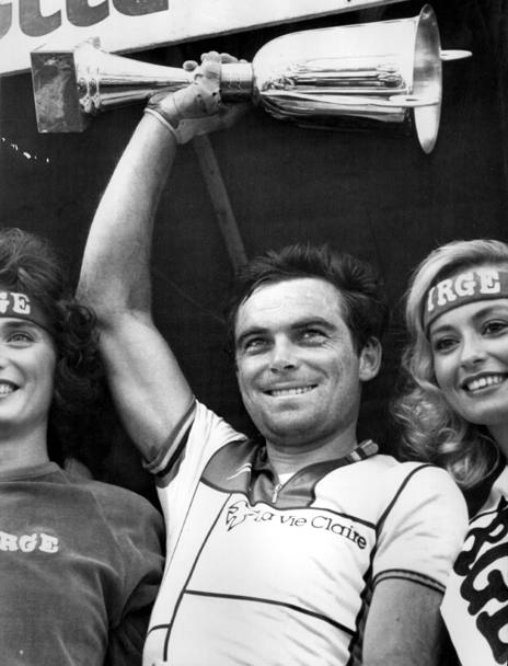 Festeggia sul podio la vittoria nel 78o Giro di Lombardia nel 1984 (Ansa)